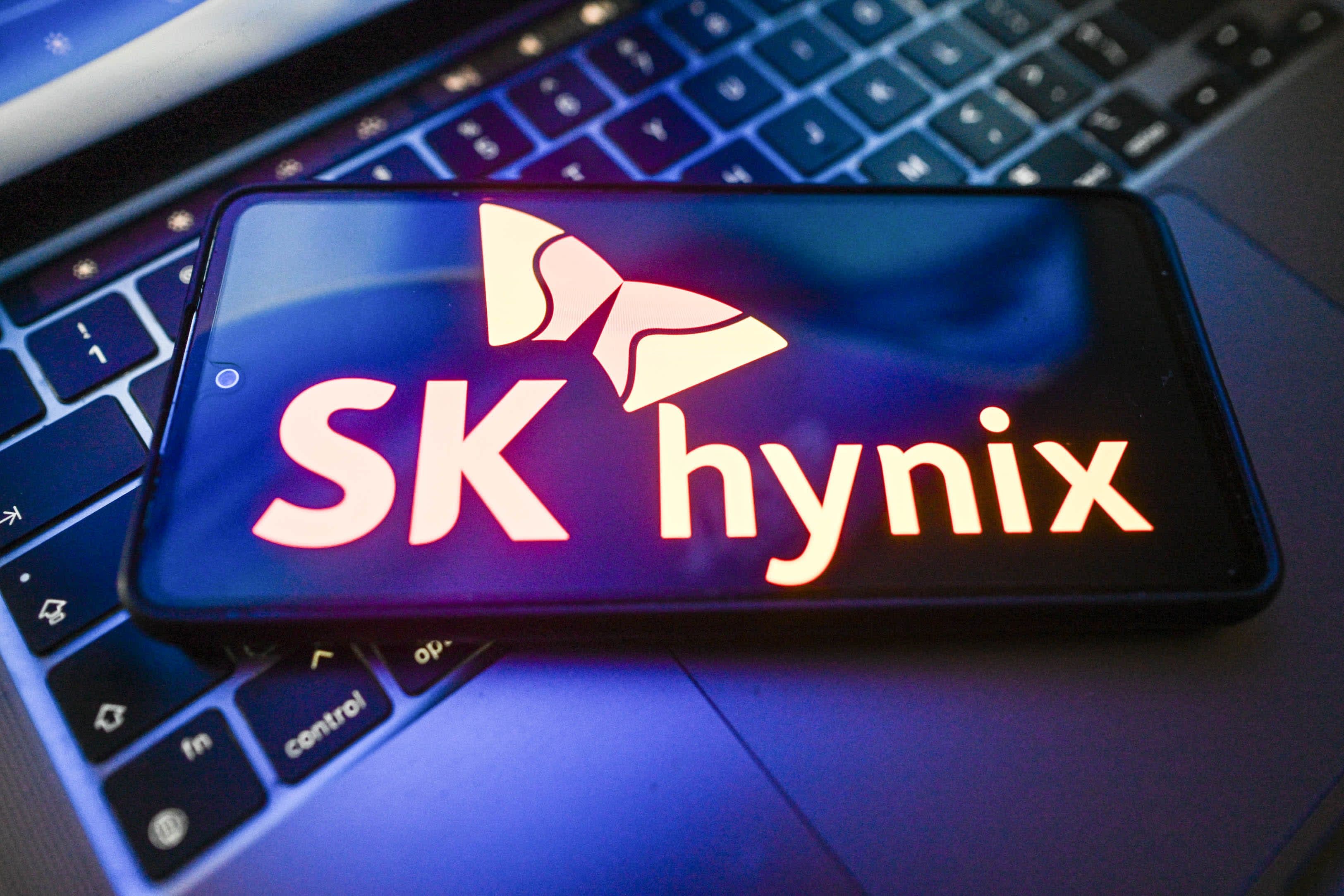 SK Hynix, Samsung Shares Surge as AI Rally Returns After Amazon, Microsoft Earnings